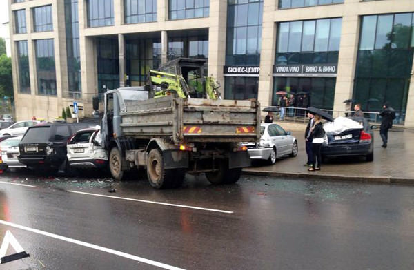 МАЗ протаранил 8 припарковынных автомобилей в центре Минска