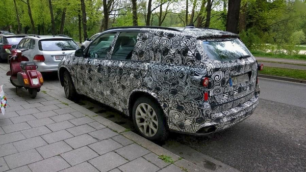BMW X7 новый внедорожник на базе седана
