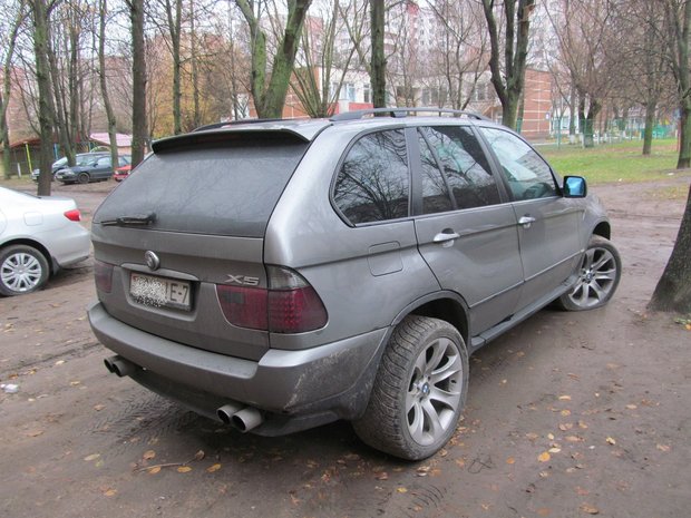 В Минске порезали колеса