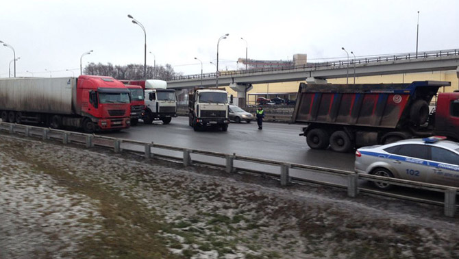 Акция "Улитка" на московской кольцевой дороги 4 декабря 2015 года