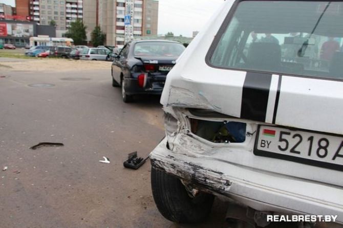 Автомобиль ГАИ врезался в Бресте в попутный VW Golf