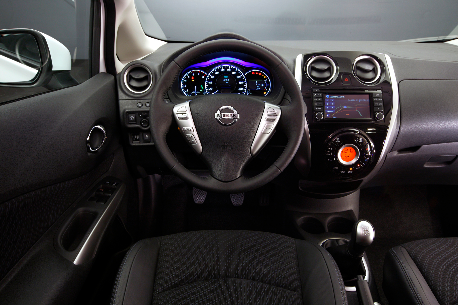 Новый нот. Nissan Note 2017 салон. Nissan Note 2013 салон. Nissan Note 2016 салон. Nissan Note 2015 салон.